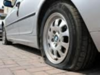 Danneggia auto in centro, incastrato da un testimone